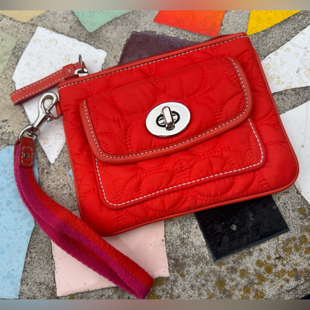 Vintage Coach Quilted Small Wristlet 💄🥕